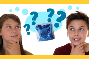 EIn Mädchen links und ein Junge rechts überlegen und rätseln. In der Mitte besfindet sich das EU-Goodie-Sackerl.
