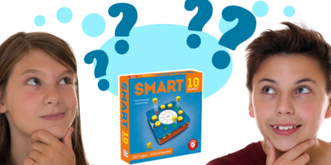 Zwei Kinder überlegen und rätseln. In der Mitte befindet sich das Cover den Spieles "Smart 10 - Family Edition"!