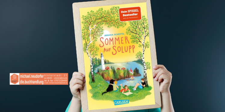 Kind hält eine Tafel mit dem Cover des Buches: Sommer auf Solupp