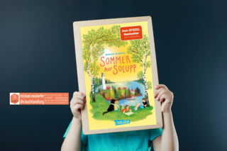 Kind hält eine Tafel mit dem Cover des Buches: Sommer auf Solupp