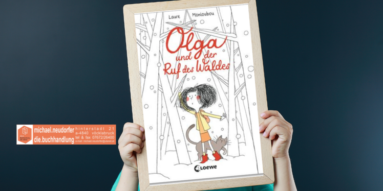 Kind hält einen Rahmen, in dem das Buchcover des Buchtipps zu sehen ist: Olga und der Ruf des Waldes