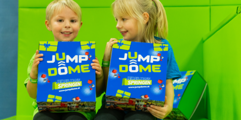2 Kinder halten je eine VIP JUMP DOME BOX
