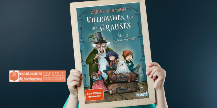 Kind hält einen Rahmen. In diesem ist das Buchcover des Buchtipps "Willkommen bei den Grauses" zu sehen. 