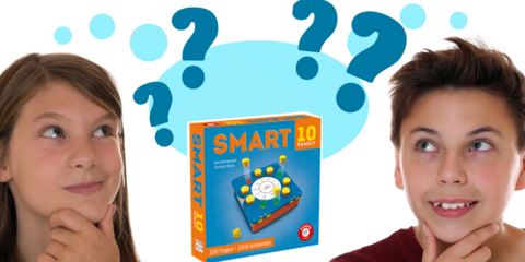 Ein Junge und ein Mädchen rätseln. In der MItte zwischen ihnen befindet sich das Cover des Spiels: "Smart 10 - Family Edition".